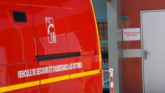 une femme paie des adolescents pour brûler sa voiture, un des jeunes est gravement blessé dans l'incident.