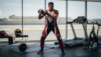 découvrez les meilleures astuces et conseils pour vous préparer physiquement au sport automobile et optimiser vos performances sur la piste.