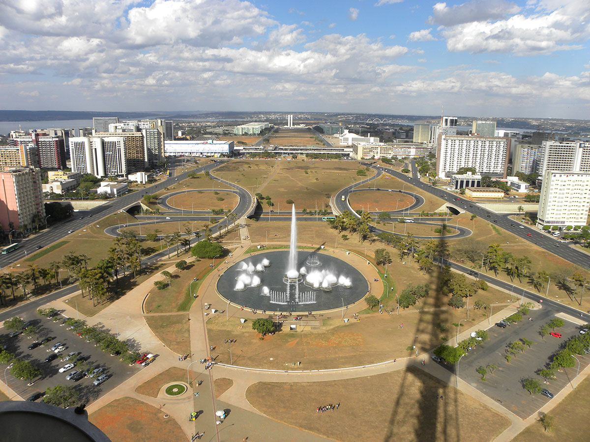 un fonctionnaire brésilien a été condamné pour avoir frauduleusement provoqué une amputation, suscitant l'indignation et soulevant des questions sur la corruption au sein de l'administration.